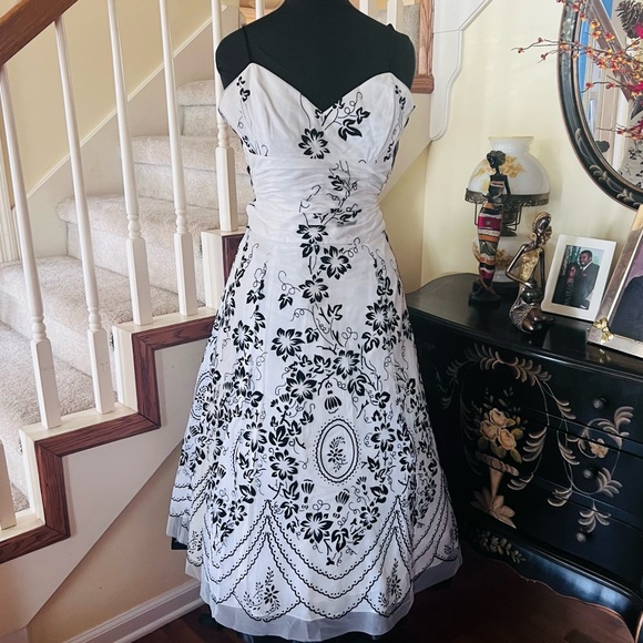 *Vintage Black and White Papell Boutique - Picture 16 of 16